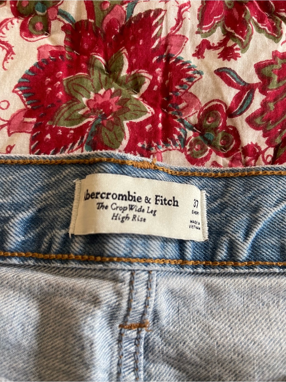 Light Wash Wide Leg Cropped Jeans - Women - Picture 3 of 3